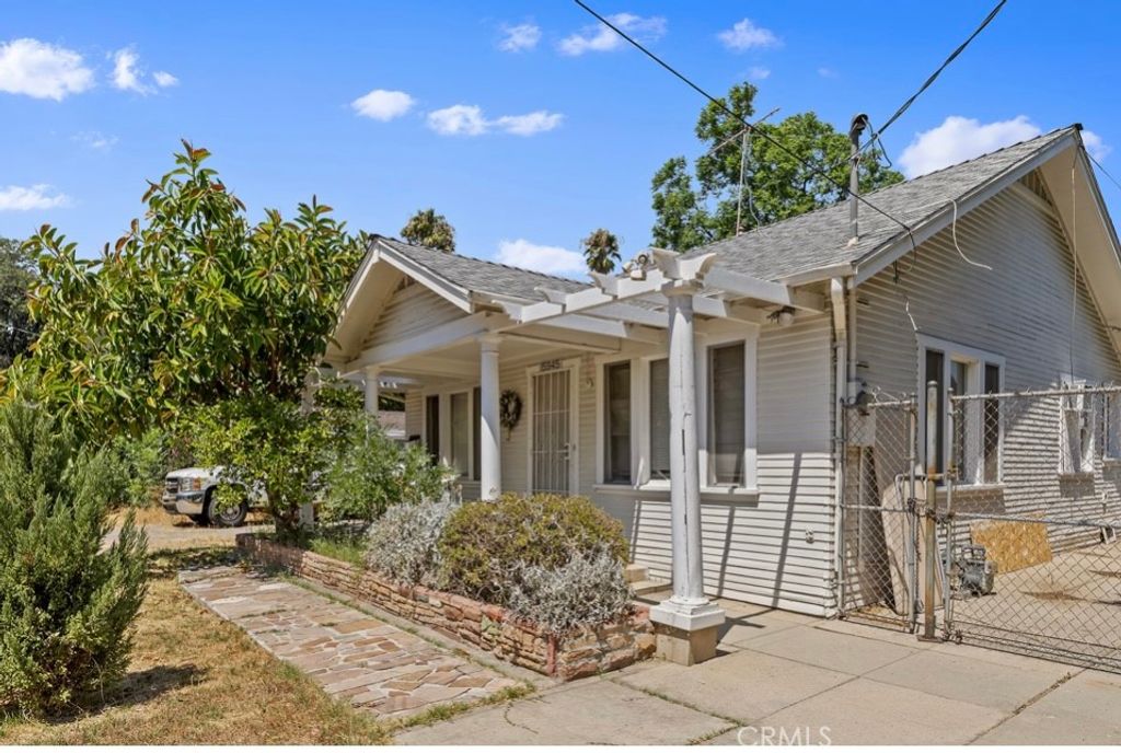 Photo of 15945 Hart Street, Lake Balboa, CA 91406 (MLS # SR25094194)