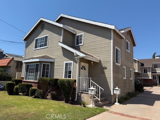 No, that rental rate is not a misprint(and, yes, the lease does include a roof.) You could understandably think that for a nearly 2,200 square-foot townhome, with upgrades and all three spacious bedrooms upstairs, in a city with a vibrant outdoor lifestyle and boasting one of the top school districts in all of California. The home is within an easy drive or walk to shops, restaurants, entertainment, freeways, and the world-famous SoCal beaches.
Here's your opportunity to benefit from the owners' generosity to their friends and the LA County's emergency rent cap. Are you ready to grab it? Apply now before it's too late!