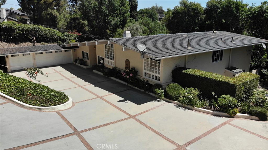 12 Pinto Lane