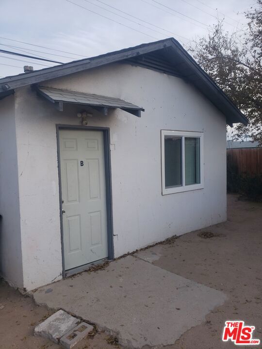 Small Cozy Back House/Studio Type for Rent. 1 bedroom 1 bathroom. Near Old Town Victorville/Route 66. Close to public transportation & train station. Walking distance to the high school. Bedroom offers new mini split AC/Heat. Electricity to be paid by tenant monthly.