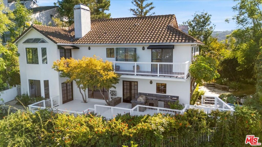 Photo of 3630 Roberts View Place, Studio City, CA 91604 (MLS # 25601173)