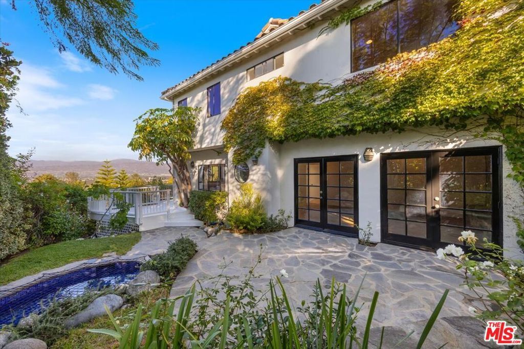 Photo of 3630 Roberts View Place, Studio City, CA 91604 (MLS # 25601173)