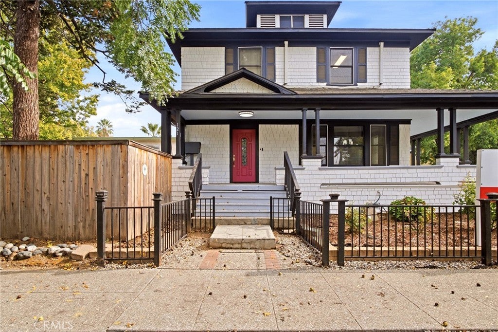 121 W 1st