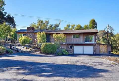 Photo of 15260 Vali Hai Rd Rd, Poway, CA 92064 (MLS # 250044376SD)