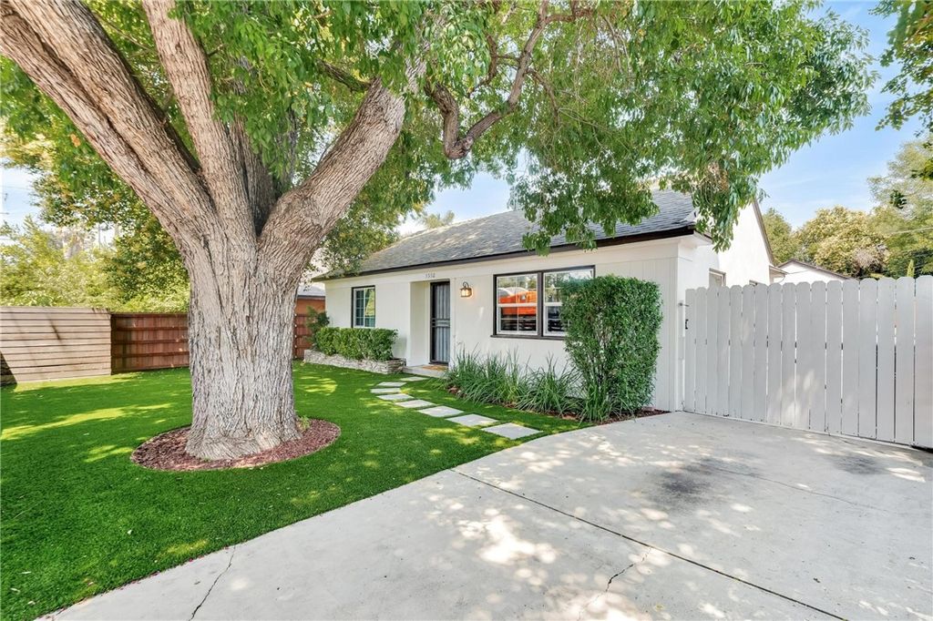 Photo of 5550 Fallbrook Avenue, Woodland Hills, CA 91367 (MLS # SR25132333)
