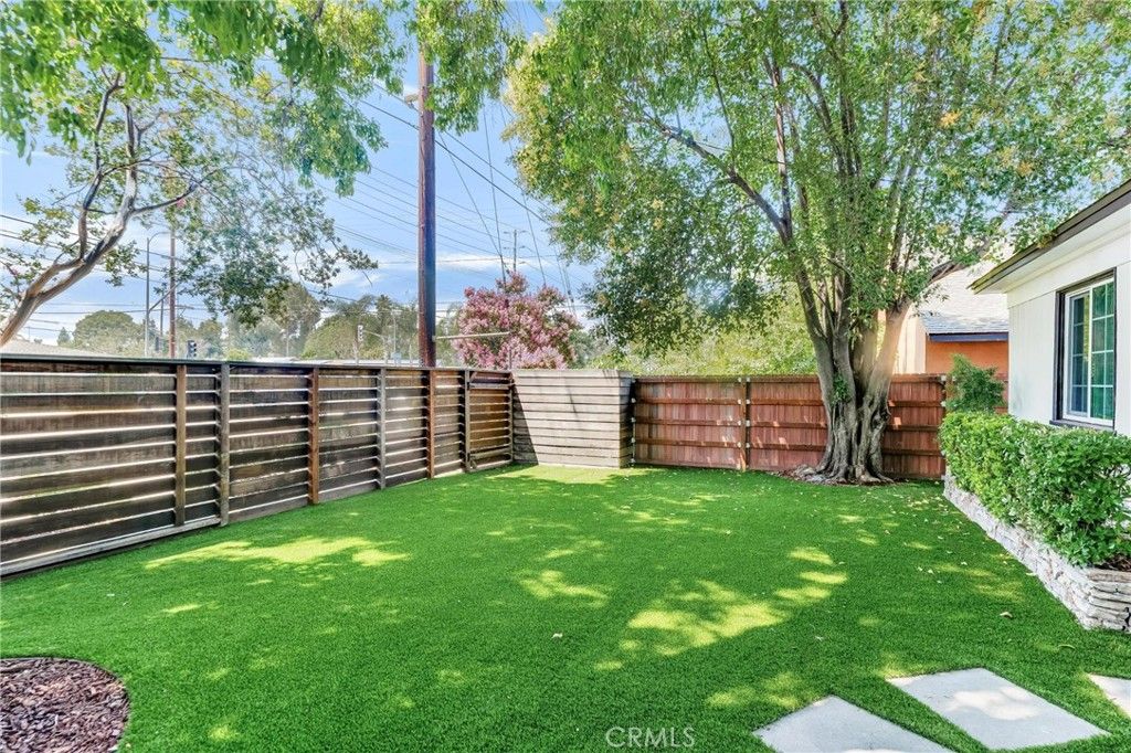 Photo of 5550 Fallbrook Avenue, Woodland Hills, CA 91367 (MLS # SR25132333)