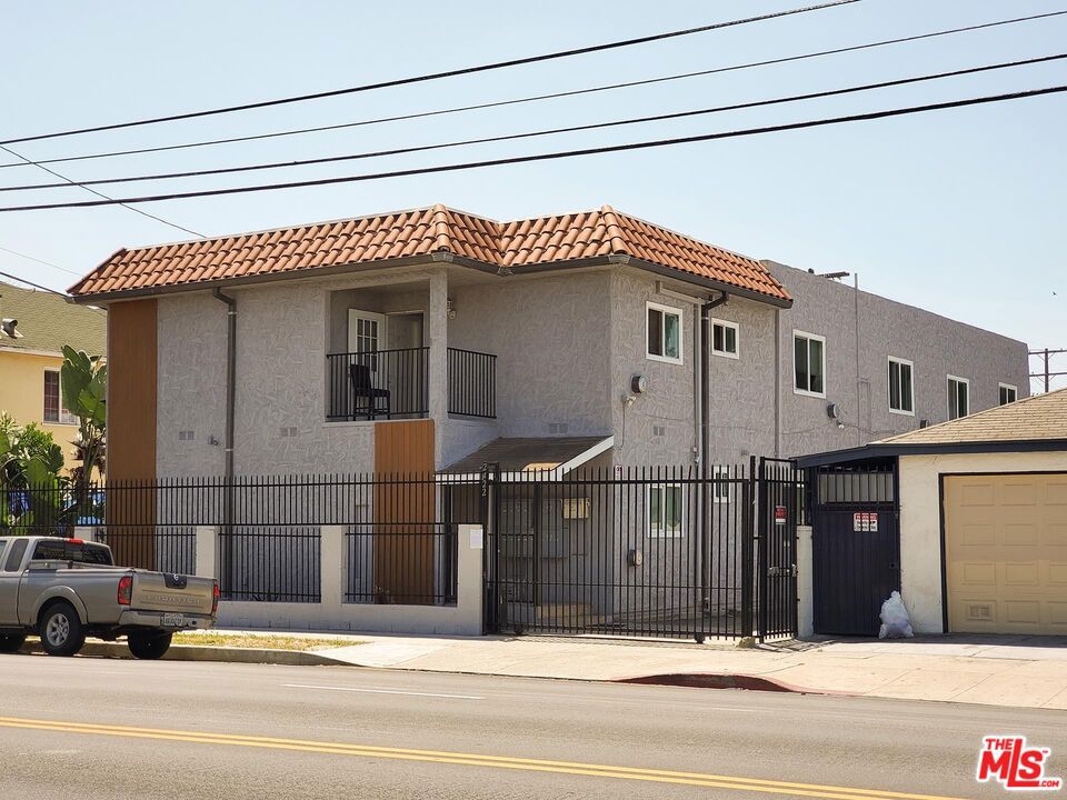 Room for Rent with Shared Kitchen Ideal for Long-Term Stay (Similar to a Motel Style) All utilities are covered by the landlord. The location offers convenient transportation and walking-distance access to markets, restaurants, and major city attractions.
