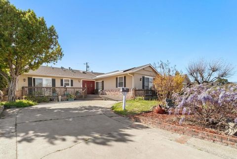 Photo of 1708 Hallmark Ln, San Jose, CA 95124 (MLS # ML82038205)