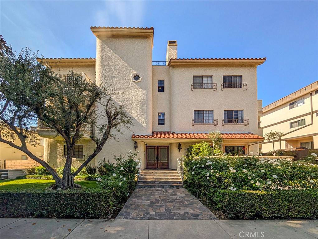 Move-In-Ready 2-Bed Pasadena Condo — Available Now! Welcome home to 227 S Madison Ave, Pasadena. A comfortable and well-maintained 2-bedroom, 2-bath condo (1,130 sq ft) with high ceilings, natural light, and a private patio for outdoor enjoyment.
Inside, you’ll find in-unit laundry, central A/C and heat, a cozy fireplace, drink cooler, and a filtered water faucet for everyday convenience. The layout includes a spacious living area, dining nook, and two well-sized bedrooms with walk-in closet.
Residents enjoy access to a pool, gym, and spa, plus gated 2-car parking and a private storage unit. Elevator in the building and a short distance between parking and unit. All set on a quiet, tree-lined residential street.
Just minutes from Old Town Pasadena, South Lake District, Pasadena City College, Caltech, Trader Joe’s, and the Metro Gold Line, this condo offers comfort, convenience, and a prime Pasadena location.
Now leasing! Contact Listing Agent today to schedule your private showing — great Pasadena rentals like this go fast.
