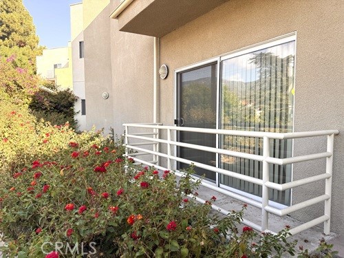 Move-In Ready Condo in the Heart of La Crescenta. Discover the most desirable condo for rent in one of the best locations in La Crescenta. This spacious unit features 2 bedrooms plus a versatile bonus room (perfect as a 3rd bedroom or home office) and 2 full bathrooms.
Highlights include:Comfortable laminate flooring and fresh paint completed less than a year ago, Bright and open living room with access to a private balcony,Well-organized kitchen with plenty of storage,Convenient in-unit laundry,Private gated garage with side-street entry and easy unit access
Located within walking distance to top-rated elementary, middle, and high schools, this condo offers both comfort and convenience.
Don’t miss the opportunity to rent this beautifully maintained 3-bedroom-style condo at an exceptional value !!!