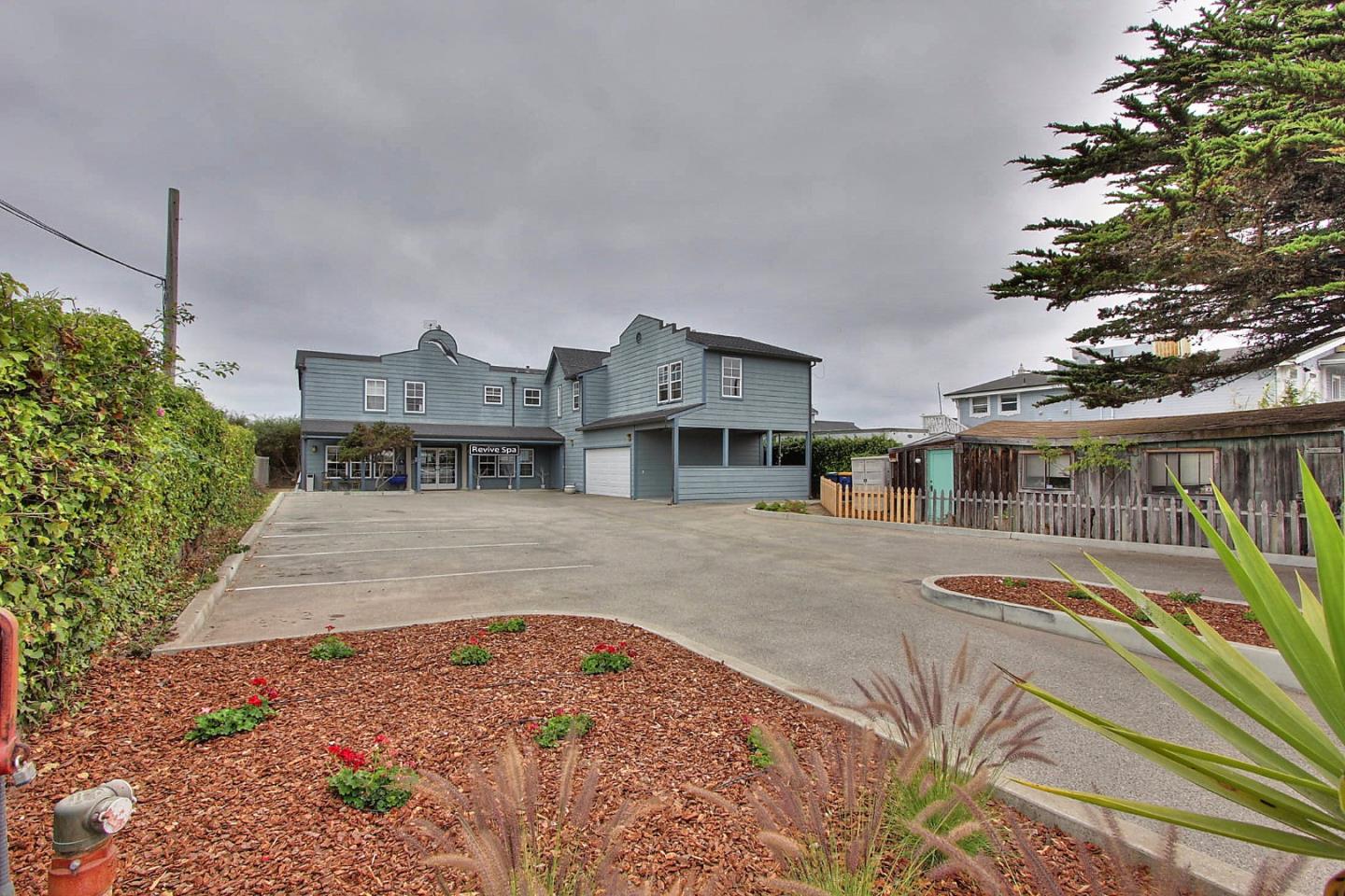 Mixed use building in Moss Landing in the center of activity. Excellent investment in an area that is growing that is growing fast. Views of Monterey Bay, Salinas River, and Elkhorn Slough. 2 Apartments with views and Fisherman's cottage and commercial space (2215 SF)