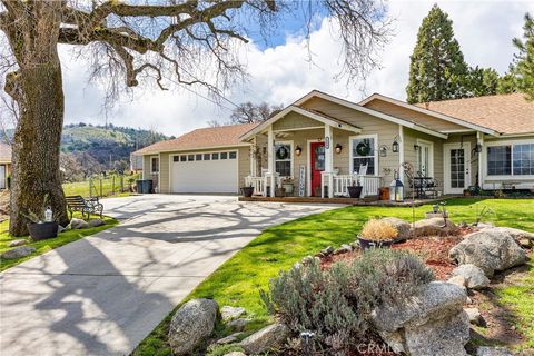 Photo of 28841 Delaware Drive Dr, Tehachapi, CA 93561 (MLS # HD25237627)