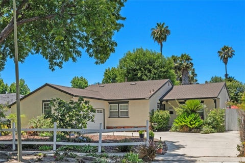 Photo of 6613 Randi Avenue, Woodland Hills, CA 91303 (MLS # SR26127739)