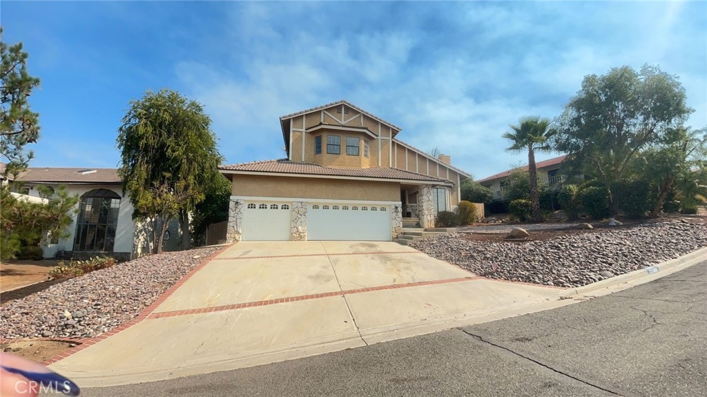 Main image without alt text