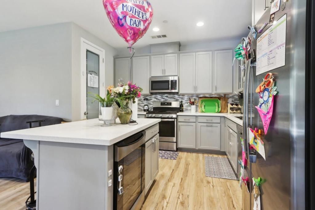 listing image 130723193665590001906