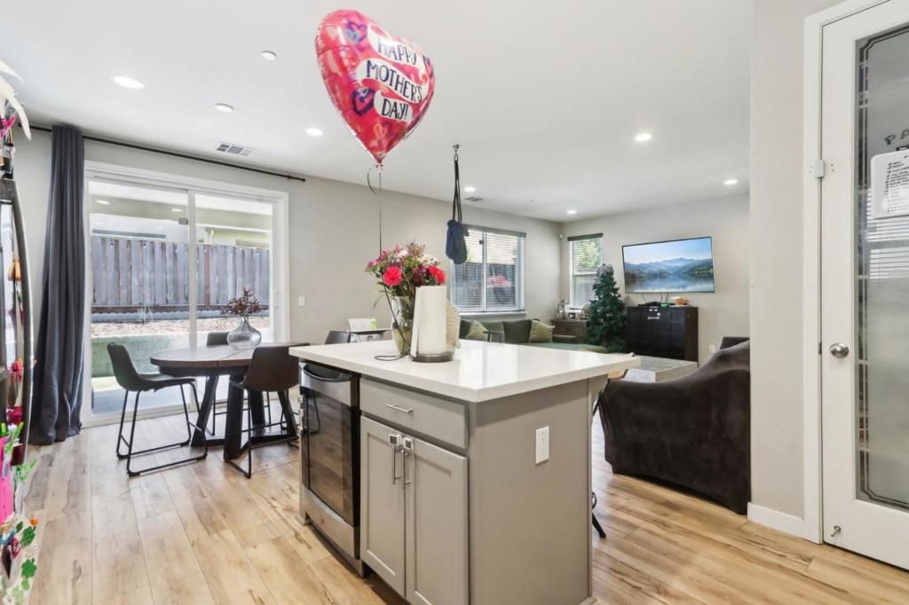 listing image 130720643673901326677