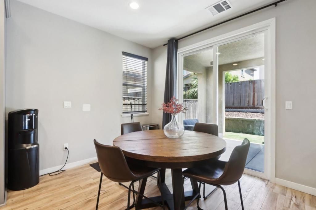 listing image 130722741781819384359