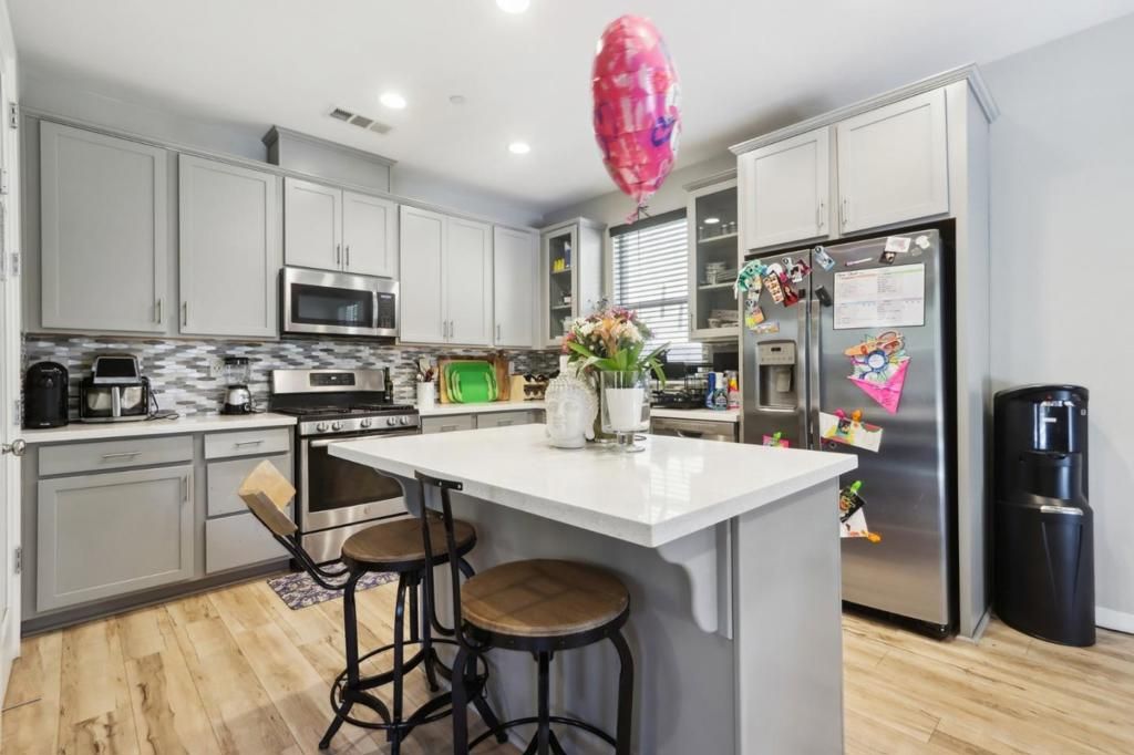 listing image 130723092117877500608