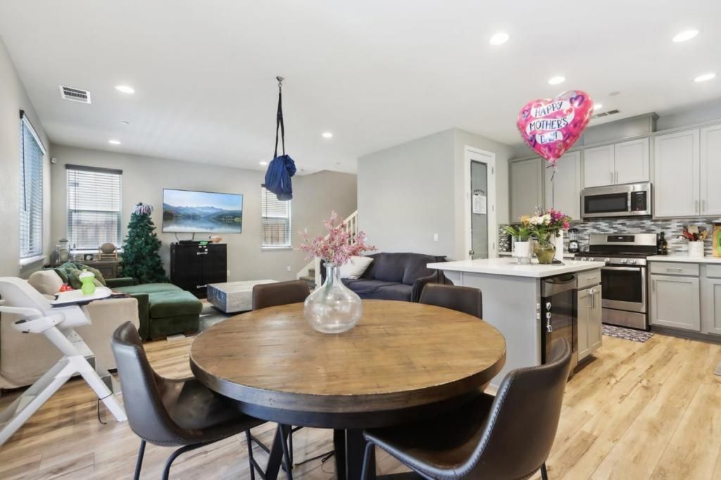 listing image 130721476376579086088