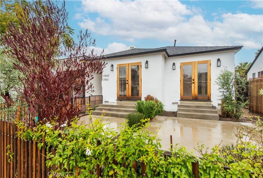 Great single-family home centrally located in Encino. 3 bedrooms, 2 bathrooms, beautifully manicured front yard, and open concept kitchen living room and dining room. Lots of storage as well as street parking. Stainless steel appliances, washer/dryer included window treatments and hardwood floors.