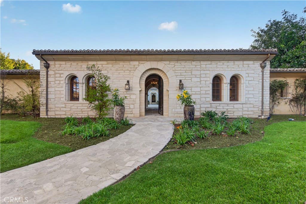 Photo of 98 Canyon Crk CRK, Irvine, CA 92603 (MLS # OC26179319)