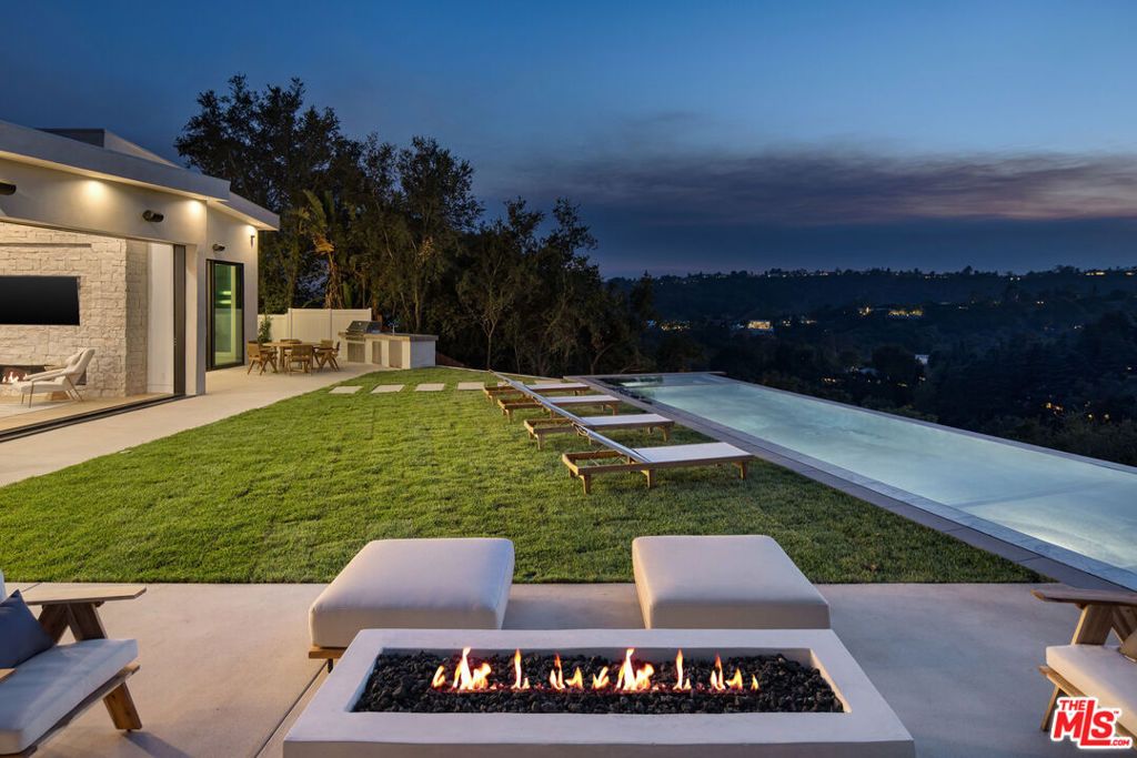 Photo of 9715 Arby Drive, Beverly Hills, CA 90210 (MLS # 25612175)