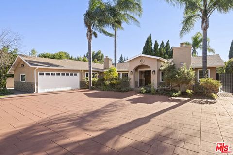 Photo of 22910 Collins Street, Woodland Hills, CA 91367 (MLS # 26635263)