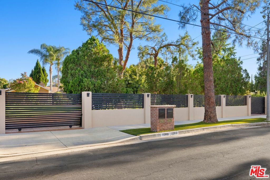 Photo of 22910 Collins Street, Woodland Hills, CA 91367 (MLS # 26635263)