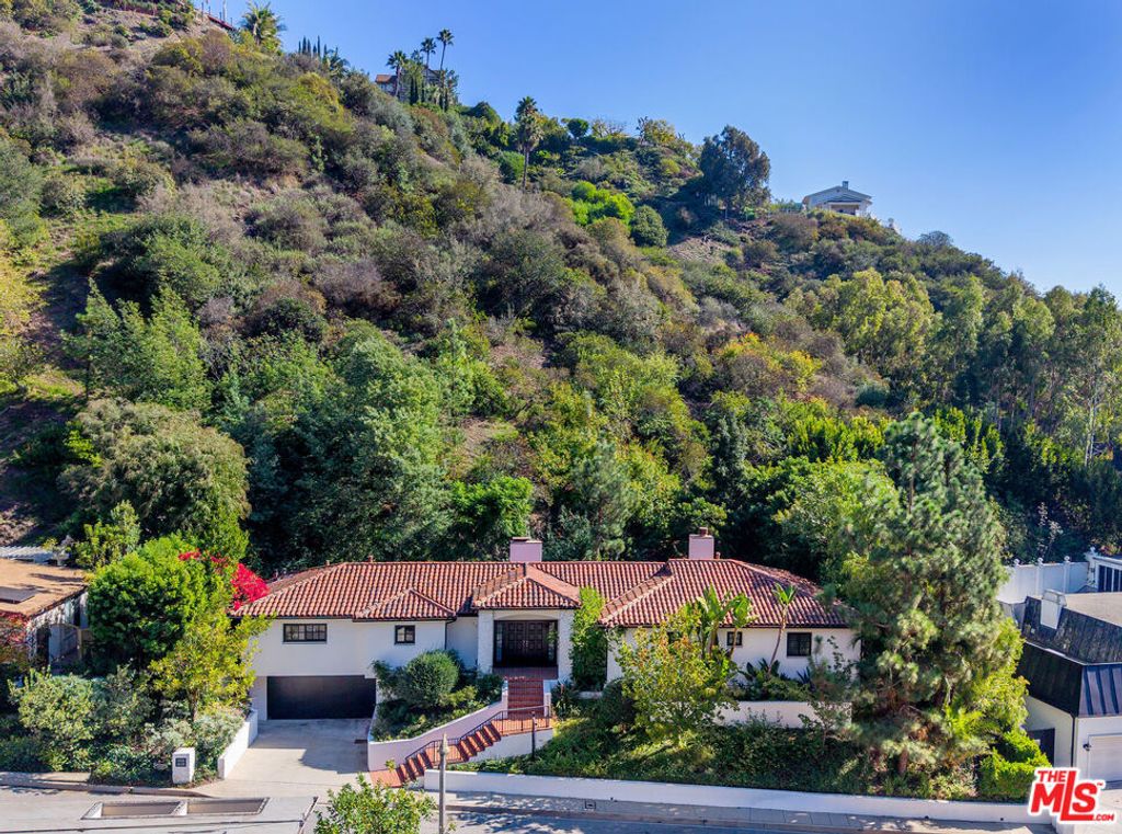 Photo of 1132 Chantilly Road, Los Angeles, CA 90077 (MLS # 26656365)