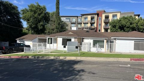 Photo of 22157 Clarendon Street, Woodland Hills, CA 91367 (MLS # 26640455)