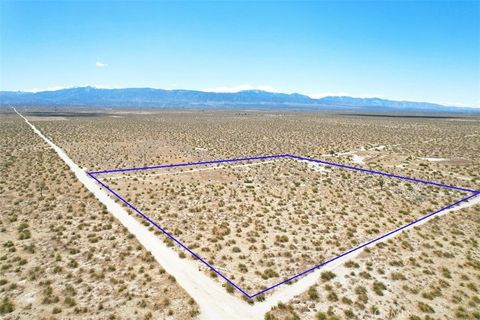 Photo of 7 BEEKLEY Road, Phelan, CA 92371 (MLS # HD26078716)