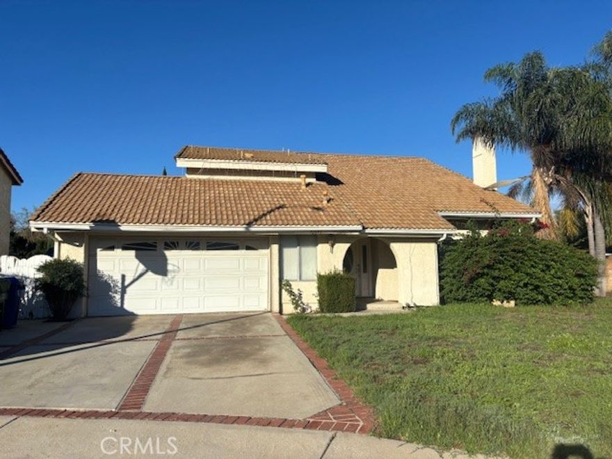 GORGEOUS 3 BR 3 BA POOL HOME IN PRIME LOCATION OF CHATSWORTH!  BONUS ROOM MAY BE USED AS 4TH BR, OFFICE OR DEN, GRAND FOYER, HARDWOOD FLOORS, CUSTOM TILE FLOORING, FORMAL DINING, COZY FIREPLACE IN LIVING ROOM, FAMILY ROOM, LIGHT & BRIGHT KITCHEN, SPACIOUS MASTER RETREAT W/WALK-IN CLOSET, NEW PAINT, NEW FLOORING, SEPARATE LAUNDRY ROOM, 2 CAR ATTACHED GARAGE W/DIRECT ACCESS, SPARKLING POOL & SPA!  CLOSE TO SHOPPING & DINING.  LOCATED ON CUL-DE-SAC.  THIS IS A MUST SEE!