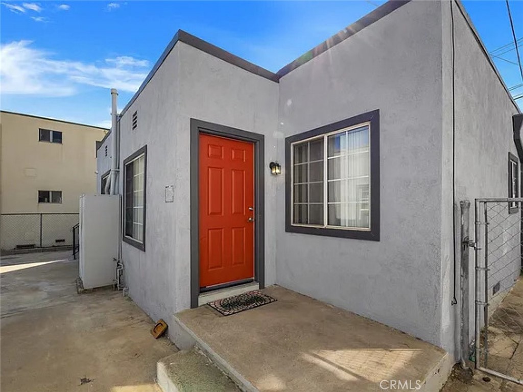 Stunningly remodeled 1 bed, 1 bath unit nestled in a prime Burbank location. Enjoy sleek, modern finishes throughout, an attached 1-car garage, and bonus parking right out front. This stylish space offers the perfect blend of comfort and convenience with quick access to freeways, dining, and shopping. A rare gem in one of Burbank’s most desirable neighborhoods!