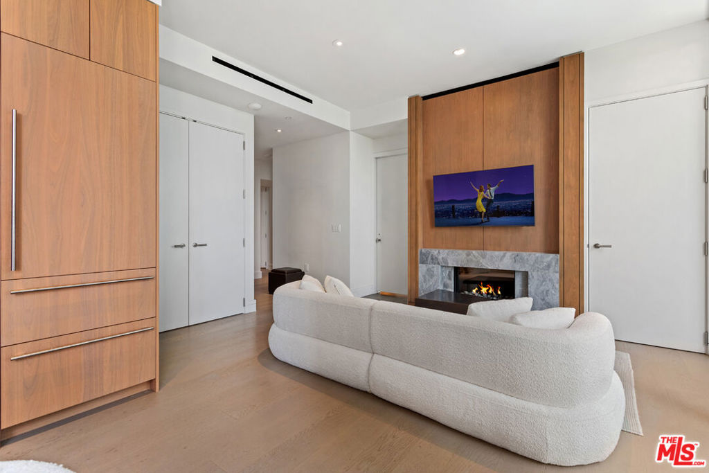 211 W Elm Court 3C