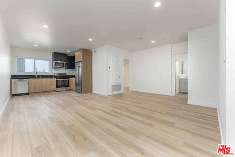 Photo of 2101 S Burnside Avenue, Los Angeles, CA 90016 (MLS # 26999383)