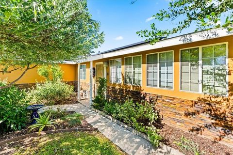 Photo of 2009 W Oak Ave, Fullerton, CA 92833 (MLS # PW26035554)