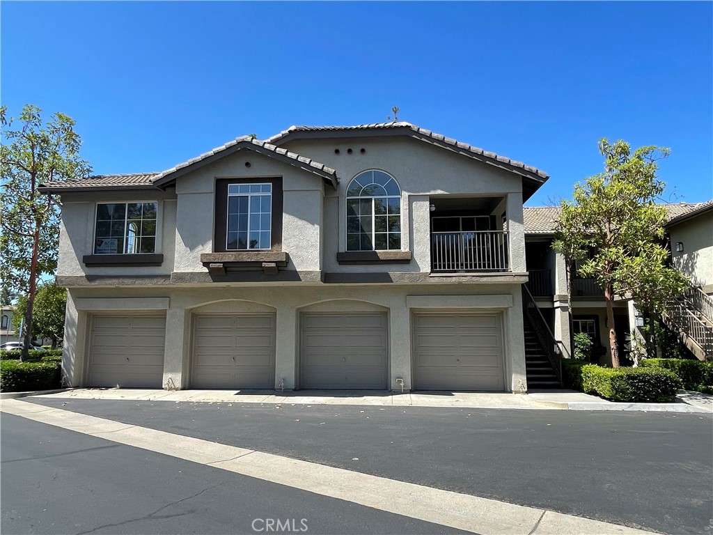Upstairs 2 bed, 2 bath end-unit condo with vaulted ceilings in Foothill Ranch with no one above or below! Located above garages for added privacy. Features new carpet, new paint, tile entry, stainless gas range, recessed lighting, and formal dining with breakfast bar. Full-size in-unit laundry and central A/C. Enjoy a large covered balcony and a nearby 1-car detached garage with opener. Community pool close by.