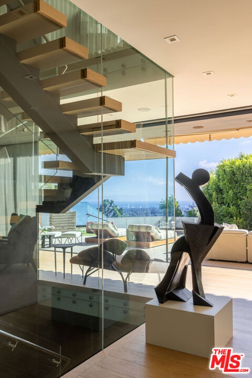 Photo of 815 N Tigertail Road, Los Angeles, CA 90049 (MLS # 25589279)