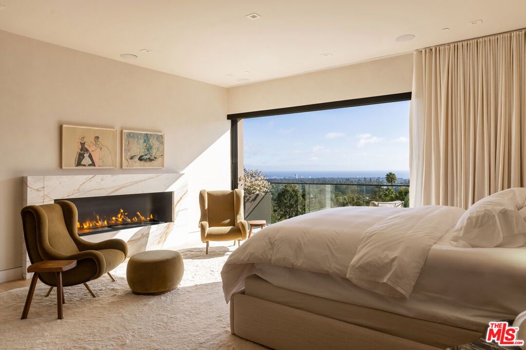 Photo of 815 N Tigertail Road, Los Angeles, CA 90049 (MLS # 25589279)