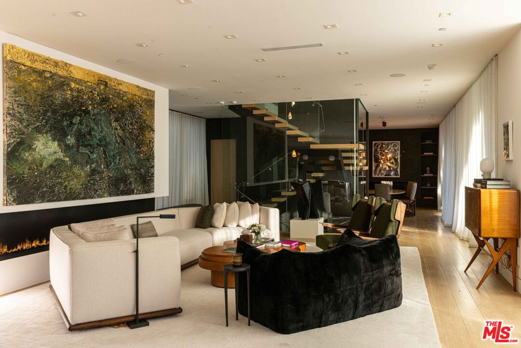 Photo of 815 N Tigertail Road, Los Angeles, CA 90049 (MLS # 25589279)