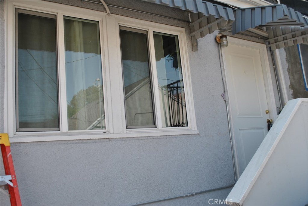 Most adorable one bedroom one bath, in excellent North East Pasadena area.
Completely remodeled with new kitchen and new bathroom, cozy fireplace.
Short distance to Stater Brothers supermarket and shops.
Easy access to 210 Fwy.
It's off street parking.
Look no more.