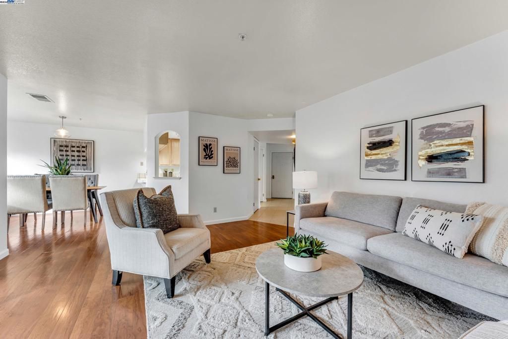 listing image 130729679675214992816