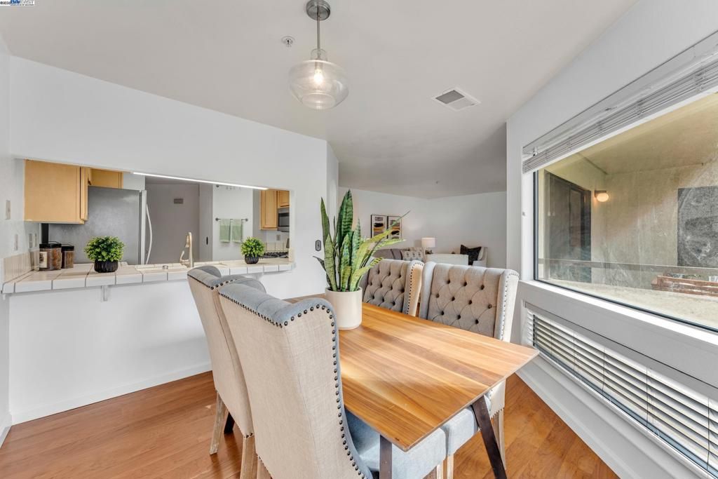 listing image 130723374053689476817