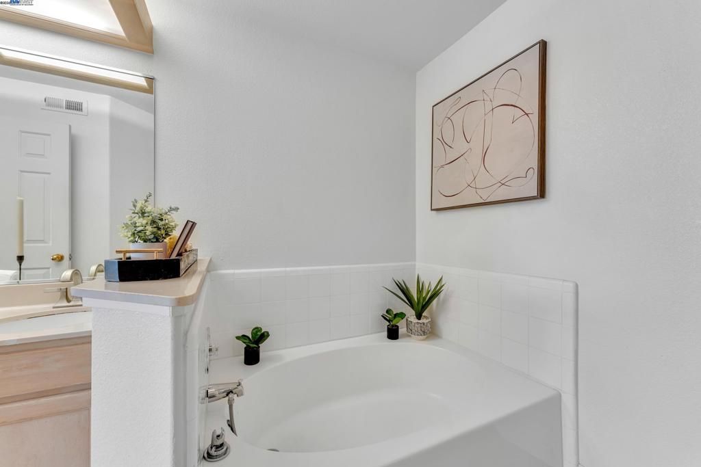 listing image 130723055088850286630