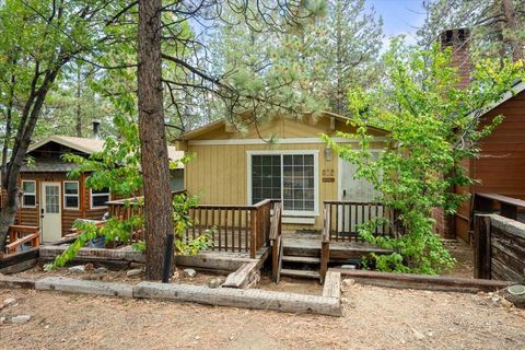 Photo of 817 Maple Lane, Sugarloaf, CA 92386 (MLS # 219135904PS)
