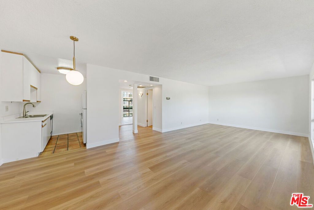 Photo of 970 Palm Avenue #301, West Hollywood, CA 90069 (MLS # 25585617)
