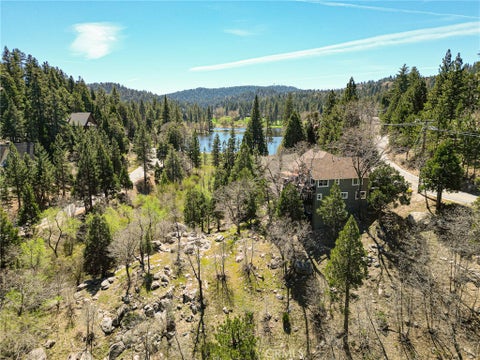 Photo of 813 Brentwood Dr, Lake Arrowhead, CA 92352 (MLS # IG26066940)
