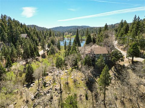 Photo of 813 Brentwood Dr, Lake Arrowhead, CA 92352 (MLS # IG26066940)