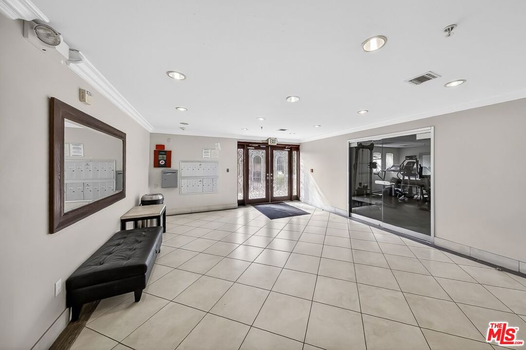 956 S Wilton Place 201