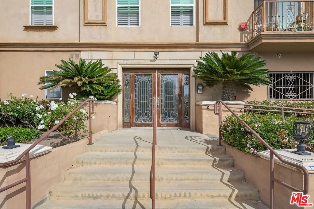 956 S Wilton Place 201